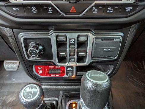 Used 2020 Jeep Gladiator Rubicon w/ Dual Top Group AWD/4WD image 23