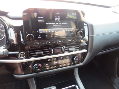 Used 2023 Nissan Pathfinder SL AWD/4WD image 27