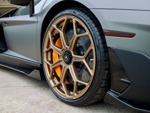 Used 2021 Lamborghini Aventador SVJ AWD/4WD image 17