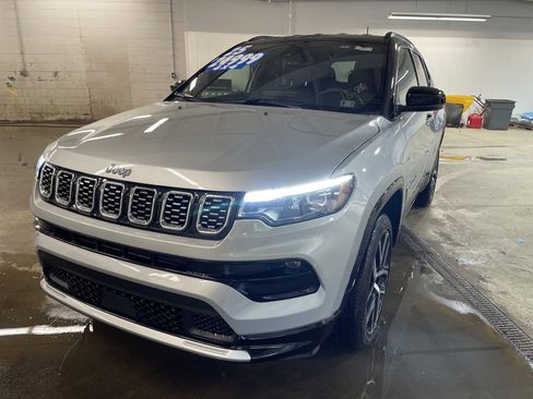Used 2025 Jeep Compass Limited w/ Elite Group AWD/4WD image 1