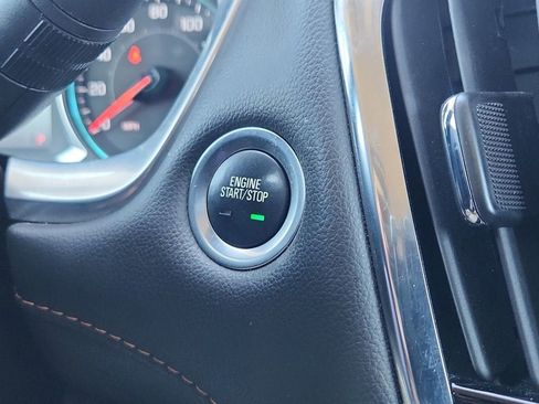 Used 2021 Chevrolet Traverse LT AWD/4WD image 16