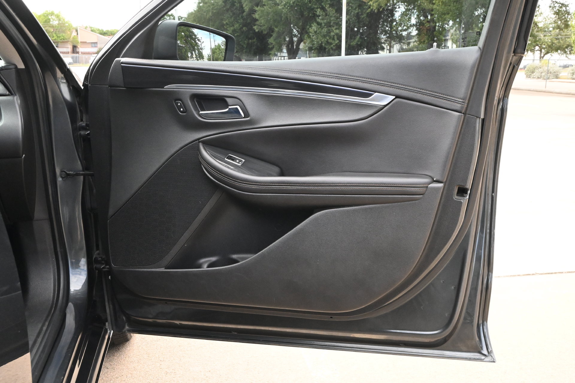 Used 2019 Chevrolet Impala LT FWD image 24