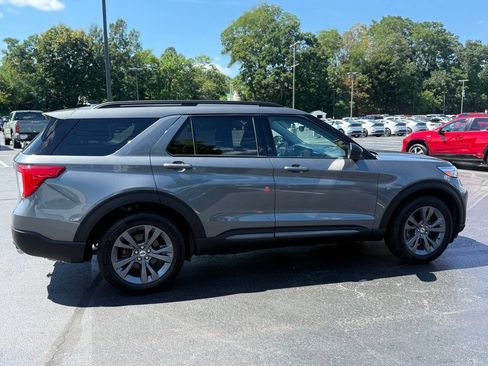 Used 2022 Ford Explorer XLT w/ Equipment Group 202A AWD/4WD image 9