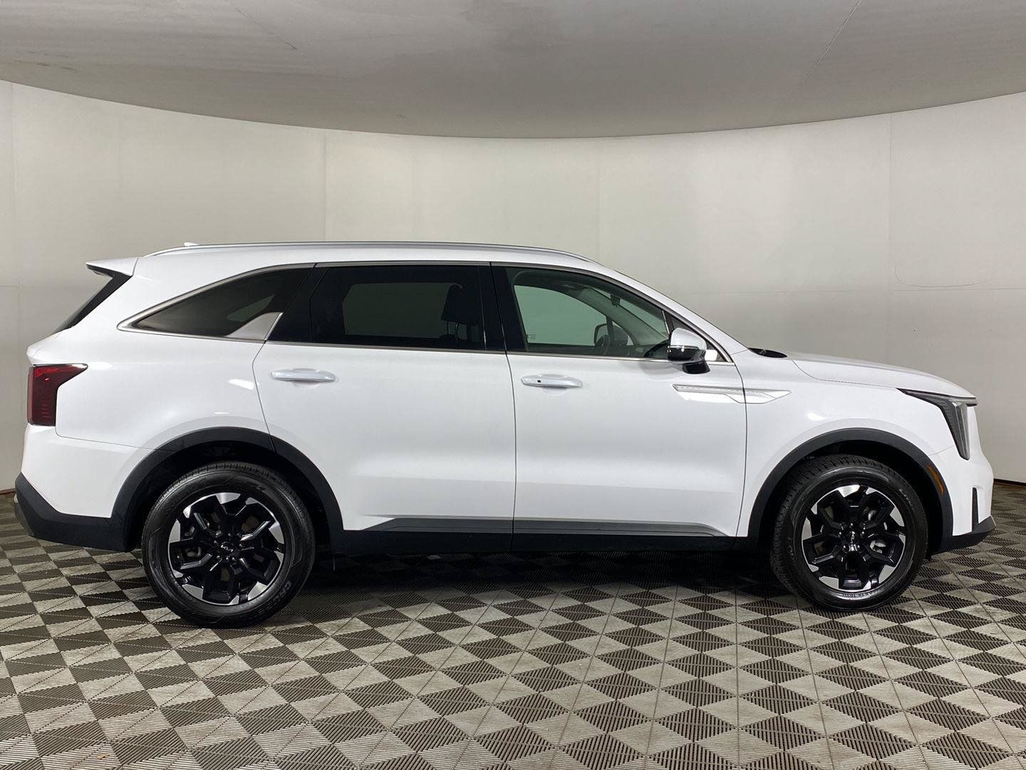 Used 2025 Kia Sorento S AWD/4WD image 6