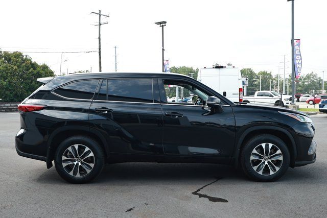 Used 2020 Toyota Highlander XLE AWD/4WD image 4