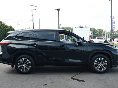Used 2020 Toyota Highlander XLE AWD/4WD image 4