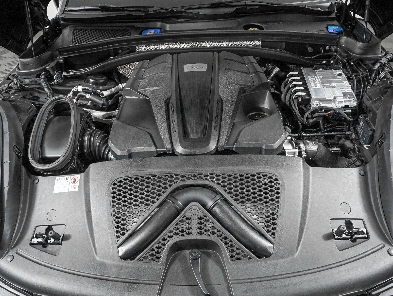 Certified 2024 Porsche Macan S AWD/4WD image 11