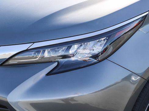 New 2026 Toyota Sienna XLE image 5