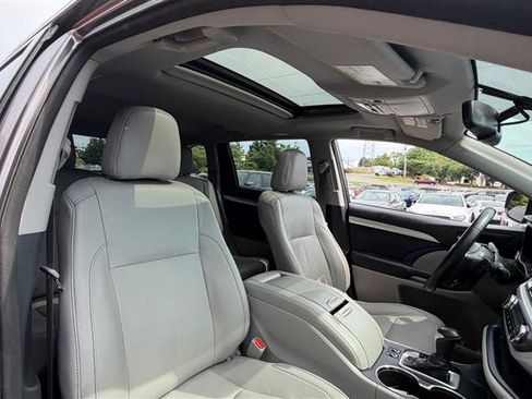 Used 2015 Toyota Highlander XLE AWD/4WD image 18