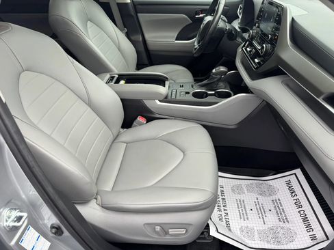 Used 2021 Toyota Highlander XLE AWD/4WD image 7