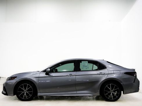 Used 2023 Toyota Camry SE image 5