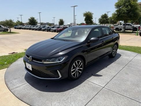 Used 2025 Volkswagen Jetta SE FWD image 3