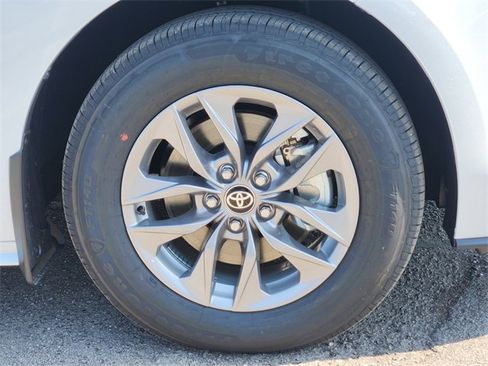 New 2026 Toyota Sienna XLE image 7