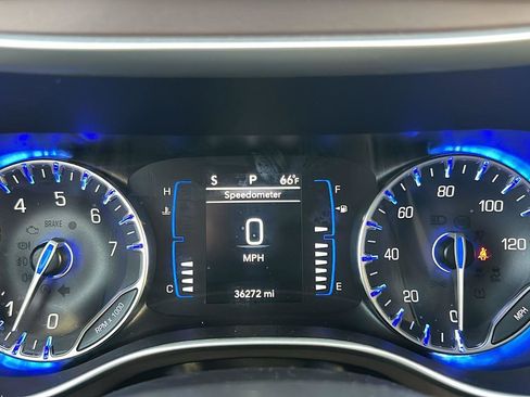 Used 2022 Chrysler Voyager LX image 30