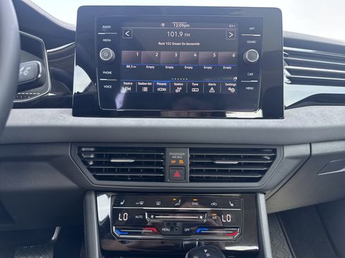 Used 2025 Volkswagen Jetta SE image 12