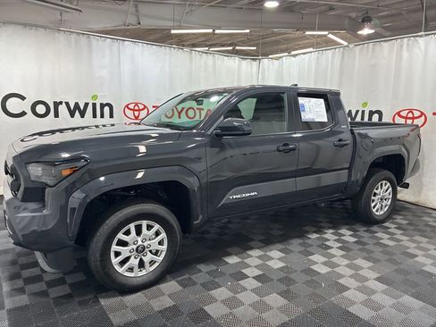 Used 2025 Toyota Tacoma SR5 AWD/4WD image 4