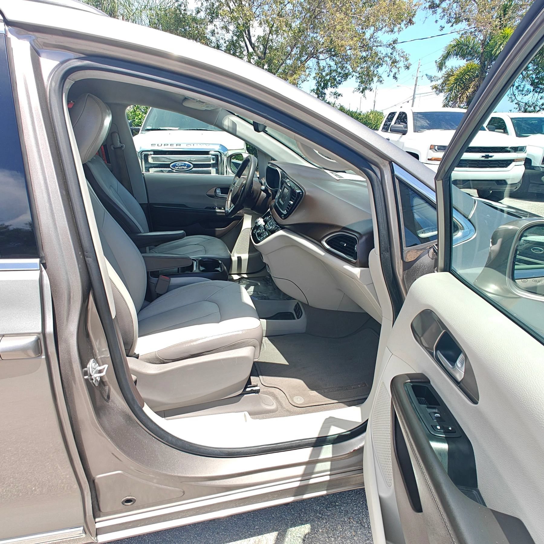 Used 2017 Chrysler Pacifica Touring-L FWD image 14