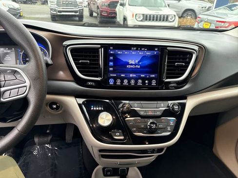 Used 2017 Chrysler Pacifica Touring Plus w/ Tire & Wheel Group image 23