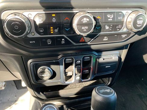 Used 2023 Jeep Wrangler Unlimited Sport image 18