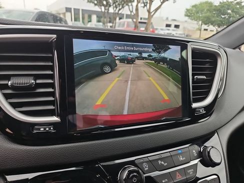 Used 2025 Chrysler Pacifica Select FWD image 14