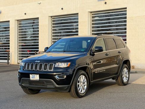 Certified 2021 Jeep Grand Cherokee Laredo image 3