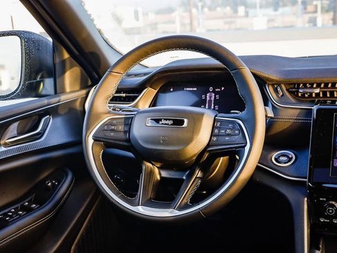 New 2025 Jeep Grand Cherokee Laredo X w/ Luxury Tech Group I image 16