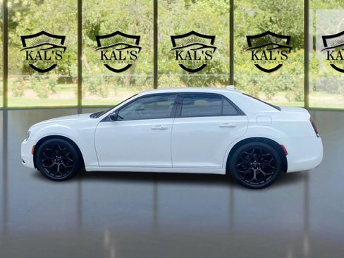 Used 2020 Chrysler 300 Touring w/ Sport Appearance Package image 8