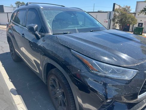 Used 2023 Toyota Highlander Limited FWD image 3