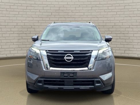 Used 2025 Nissan Pathfinder SV FWD image 2