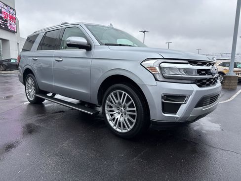 Used 2024 Ford Expedition Limited image 3
