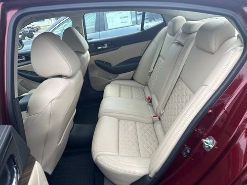 Used 2017 Nissan Maxima Platinum w/ Medallion Package FWD image 6