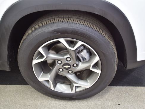 Used 2025 Chevrolet Trax LT w/ LT Convenience Package FWD image 33