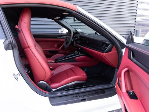 Certified 2024 Porsche 911 Targa 4 GTS w/ Premium Package AWD/4WD image 31