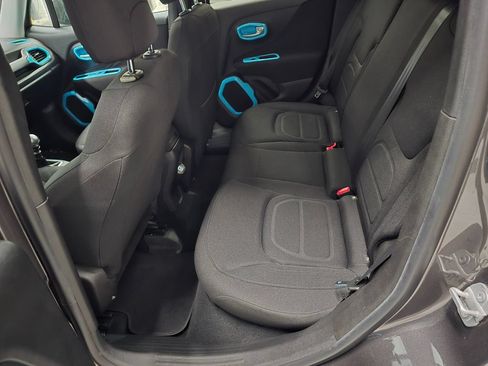Used 2018 Jeep Renegade Latitude FWD image 29