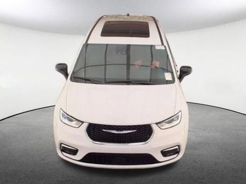 Used 2026 Chrysler Pacifica Limited FWD image 2