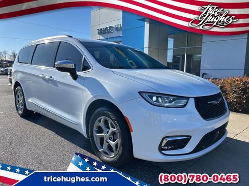 Used 2023 Chrysler Pacifica Limited w/ Uconnect Theater Family Group image 1