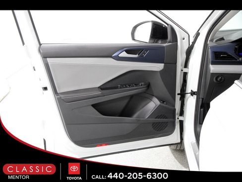 Used 2024 Volkswagen Taos SE image 4