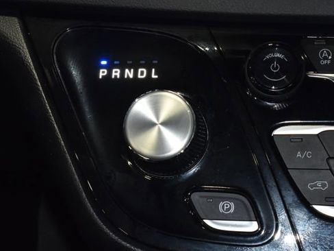 Certified 2025 Chrysler Pacifica Select image 19