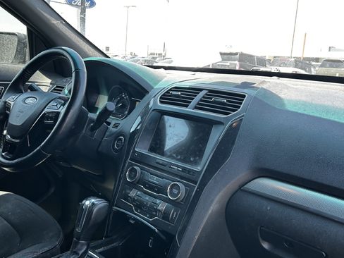 Used 2018 Ford Explorer XLT w/ Equipment Group 202A AWD/4WD image 14