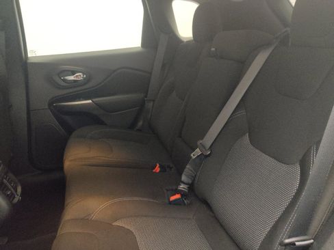 Used 2021 Jeep Cherokee Latitude FWD image 18