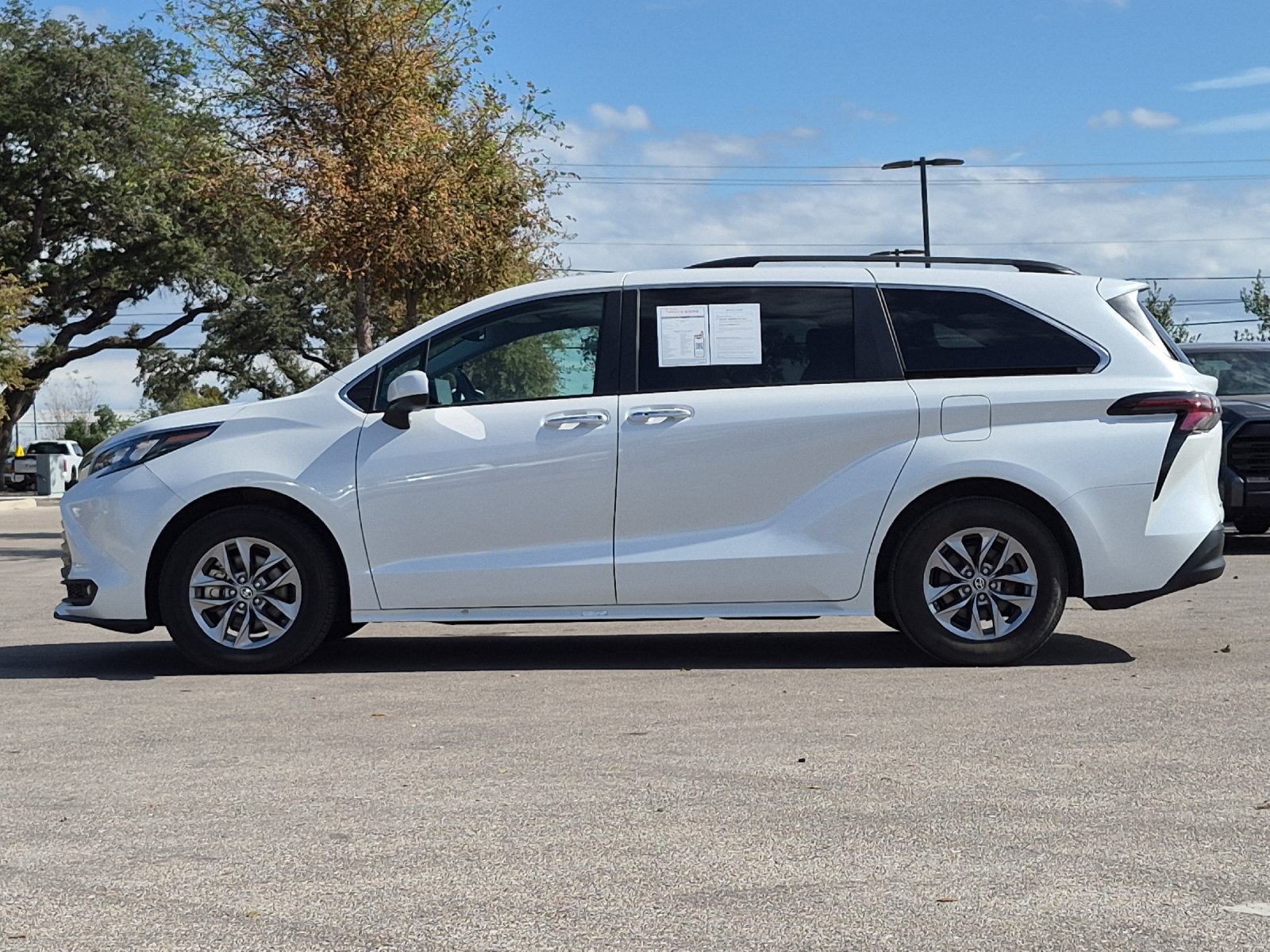 Used 2025 Toyota Sienna XLE FWD image 2