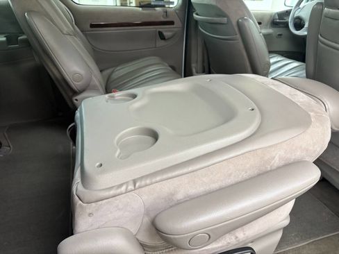 Used 2000 Chrysler Town & Country Limited image 33