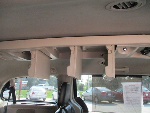 Used 2014 Chrysler Town & Country Touring FWD image 23