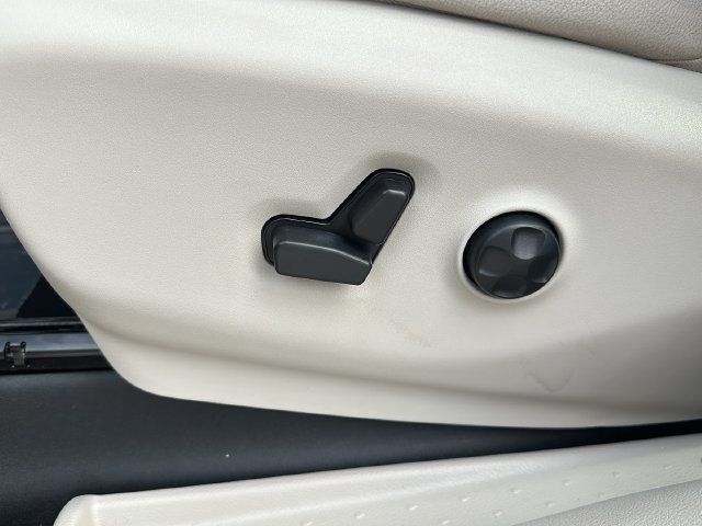 Used 2017 Chrysler Pacifica Touring-L Plus FWD image 16