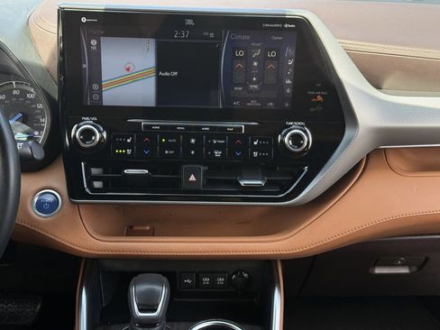 Used 2021 Toyota Highlander Platinum image 18