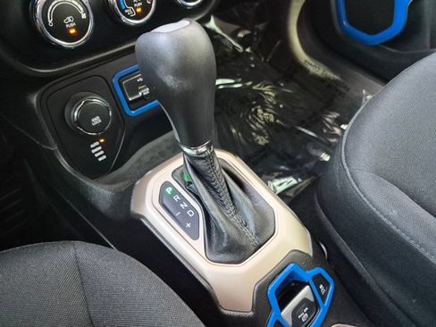 Used 2017 Jeep Renegade Latitude AWD/4WD image 11
