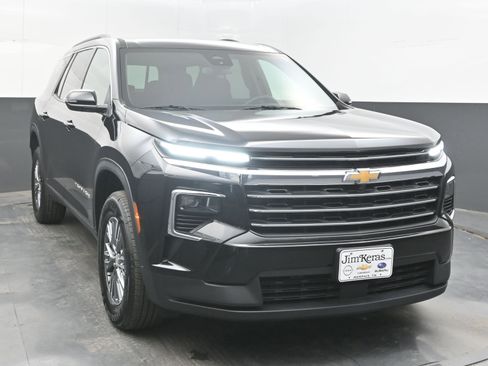 Used 2025 Chevrolet Traverse LT FWD image 3