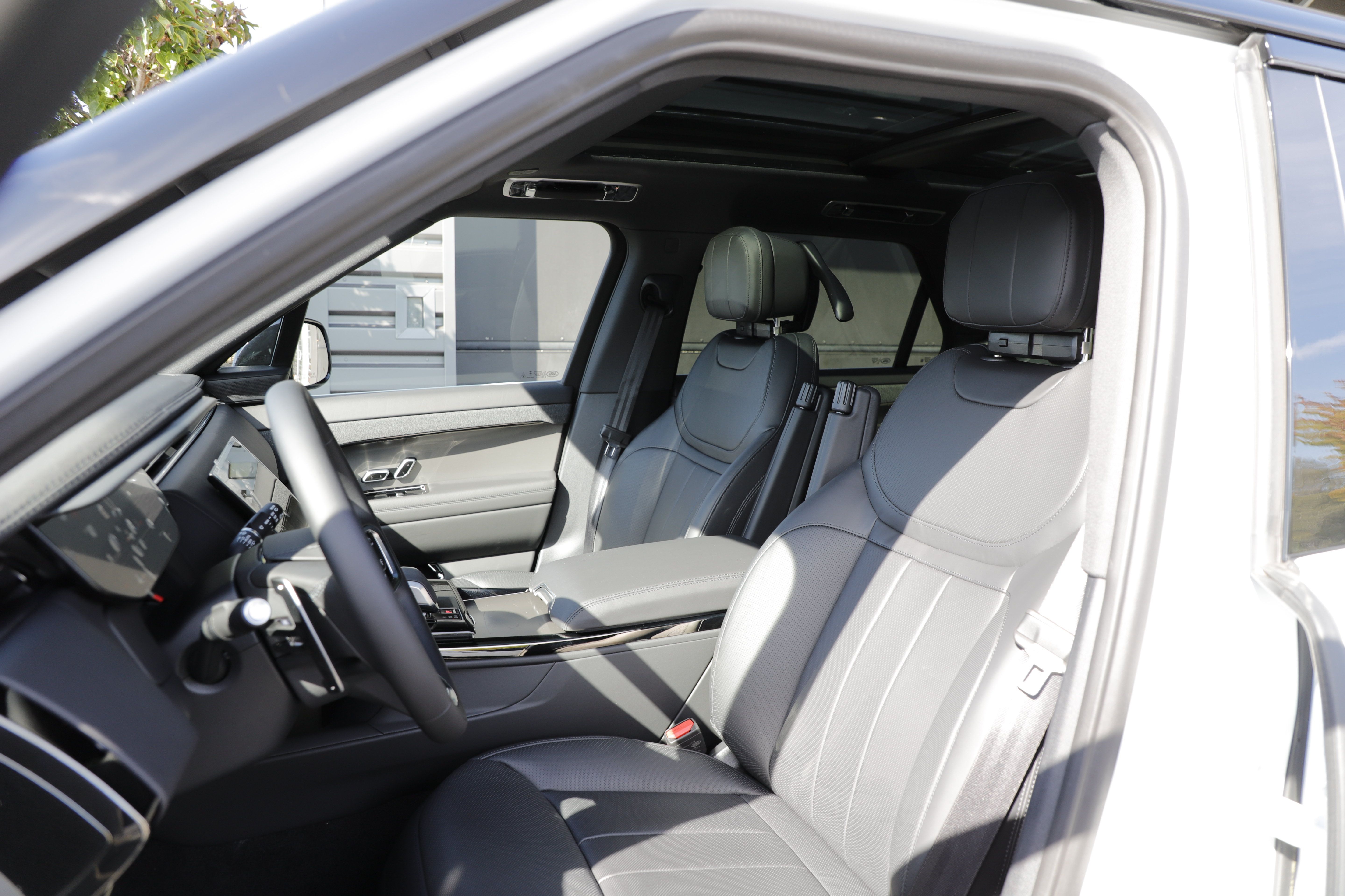 New 2026 Land Rover Range Rover Sport SE AWD/4WD image 19