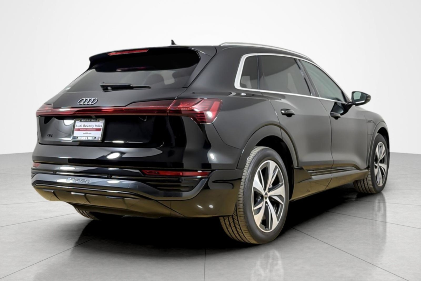 Used 2024 Audi Q8 e-tron Premium AWD/4WD image 5