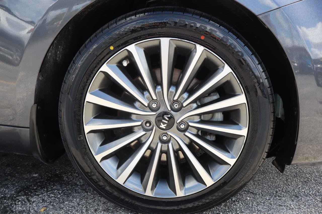 Used 2017 Kia Cadenza Premium w/ Luxury Package FWD image 31